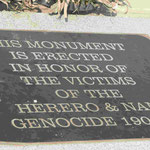 Plakette zum Gedenken an den Völkermord der Deutschen an den Hereros und Nama