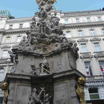 Pestsäule mit der Maria an der Spitze in der Kärntener Straße in Wien