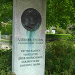 Denkmal für einen evangelischen Pfarrer in Müggelheim, dervon den Nazis ermordet wurde, weil er sich für rassistisch verfolgte Menschen einsetzte