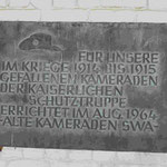 Plakette der alten Kameraden der Schutztruppe, 60 Jahre nach dem Völkermord an den Hereros und Nam