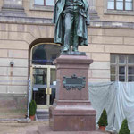 Denkmal für den Geologen und Mineralogen Mitscherlich an der Humboldt Universität, Berlin