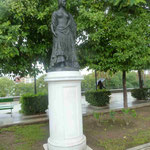 Denkmal der "Carmen" gegenüber der Stierkampfarena von Sevilla