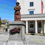 Denkmal für "Sabinchen" in Treuenbritzen vor dem Rathaus