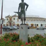 Denkmal für einen Stierkämpfer gegenüber der Stierkampfarena von Sevilla