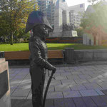 Britischer Admiral vor Weltkriegsdenkmal in Ottawa