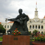 Ho-Chi-Minh Denkmal vor dem Rathaus in der gleichnamigen Stadt