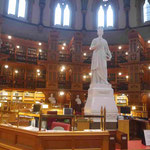 Standbild der Königin Viktoria in der Parlamentsbibliothek in Ottawa