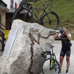 Denkmal für einen Radrennfahrer am Poroi Pass in Südtirol