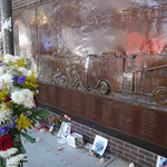 Erinnerungstafel an die verunglückten Feuerwehrleute am 11. 9. 2001 am Ground Zero, New York