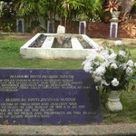 Denkmal für die Prinzessin Mahsuri, die Mitte des 19. Jhdts. zu Unrecht des Ehebruchs bezichtigt und hingerichtet wurde und die Insel Langkawi , Malaysia, für sieben Generationen verfluchte.
