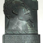 Gedenkplakette für den schwedischen König Gustav Adolf I am Dom von Greifswald