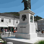 Mozartdenkmal am Mozartplatz in Salzburg