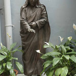 Denkmal von Mutter Teresa im Hof ihres Mutterhauses in Kolkata
