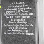 Gedenktafel für ein Treffen bei Marschall Shukow im Juni 45, bei dem der Viermächtestatus begründet wurde
