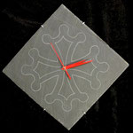 Pendule en ardoise carrée motif Croix du Languedoc (30cm X 30cm) 45€