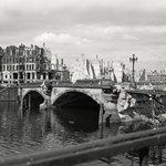 Hein Gorny - Waisenbrücke, Berlin 1945 - 1946 - Silbergelatineabzug/gelatin silver print - 9,1 x 11,7 cm - © Hein Gorny - Collection Regard