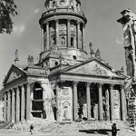 Hein Gorny - Französischer Dom, Berlin 1945 - 1946 - Silbergelatineabzug/gelatin silver print - 27,7 x 21,7 cm - © Hein Gorny - Collection Regard