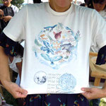 大小島 真木さんデザインのアートプロジェクトオリジナルTシャツ（お問合せはプチ・フール（TEL:042-474-0139 ）まで）