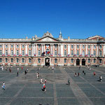 place du Capitole à Toulouse, à moins de 30 minutes des Gites des Camparros à Nailloux