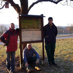 Im Februar 2011 haben wir auf der Wiese eine Schautafel aufgestellt, die über das Projekt informiert. (Foto: J.Streicher)