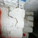 Das Mauerwerk unter dem Außenwandsturzträger ist gebrochen 