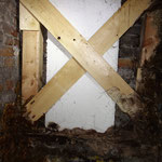 A) Sturzträgerabfangung in einem Kellerlichtschacht - Das Holz ist durch den Echten Hausschwamm geschädigt