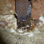Salzkontamination des Mauerwerks - der einbindende Deckenträger weist Blattrost und Substanzverlust auf