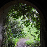 Ein romantisch versteckter Eingang zum Schloss.