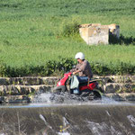 Motorrolerfahrer im Wasser