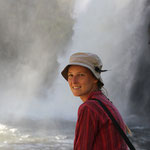 Stephanie am Wasserfall