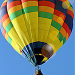 Heißluftballon bei großer Fahrt 