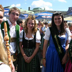 Hopfen-, Erdäpfel-, Wein- und weitere Prinzessinen als Aufputz.