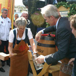 LR Petra Bohuslav bei Freibier-Anstich, assistiert von Karl Schwarz (Brauerei Zwettl).