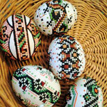 Uova dipinte con decori specifici della tradizione Bucovina, realizzate utilizzando cera d'api 