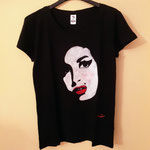 Amy Winhouse 19,90 €  + spedizione  8,90 €  oppure Stampa DTG 19,90€ spedizione gratis 