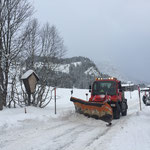 Schneeräumung am Omesberg, mit U400 und Schneepflug