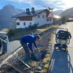 Nach Baustelle in Oberlech, Vorbereitungen zum Wiedereinsetzen der Straßenlaterne