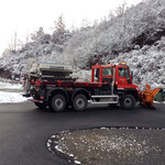 Mit Unimog 530, Streuaufbau und Pflug