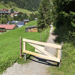 Neues Gatter montieren Wanderweg Oberstubenbach