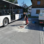 Aufräumarbeiten nach Ölverlust Linienbus am Schlosskopfparkplatz