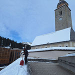 Kirchplatz vorbereiten für Weihnachtsmarkt