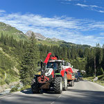 Baggertransport für Grabarbeiten Strom Kreisverkehr Zürs
