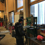 Spazierwegbank-Gestell reparieren in der Werkstatt