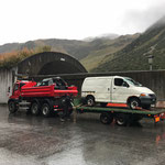 Feuerwehr Übungsautos zur Verschrottung transportieren