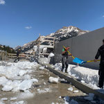 Letzte Schneereste, Dach abschaufeln Gemeindezentrum