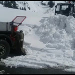 Mit Winde und Unimog 1600 vom Weg auf Parkplatz ziehen