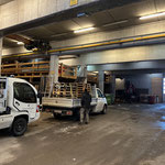 Paletten aufladen, Wegübergang Zürsbach Trittkopfparkplatz