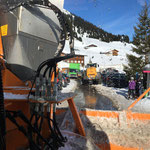 Lader 550 und Rolba 1500 in Zug, Schneesohle reißen
