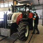 Traktor für Service und Begutachtungsplakette vorbereiten und reinigen
