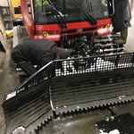 Pistenbully 100 Schildkontrolle, Verschraubungen kontrollieren